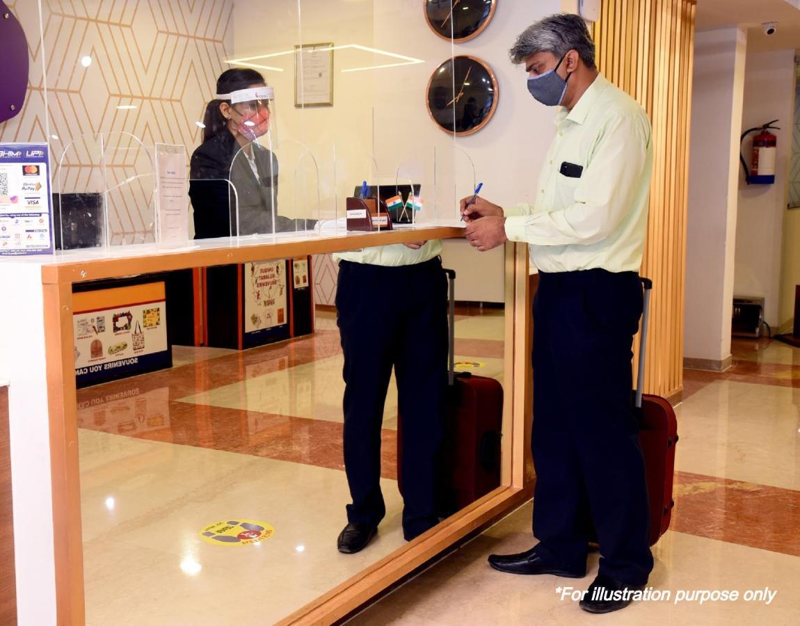 SPOT ON 44679 Hotel Samrat Sohana Bagian luar foto