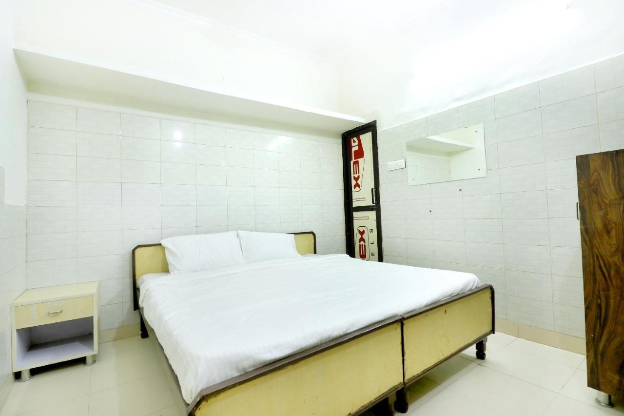 SPOT ON 44679 Hotel Samrat Sohana Bagian luar foto