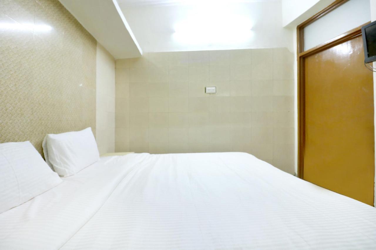 SPOT ON 44679 Hotel Samrat Sohana Bagian luar foto