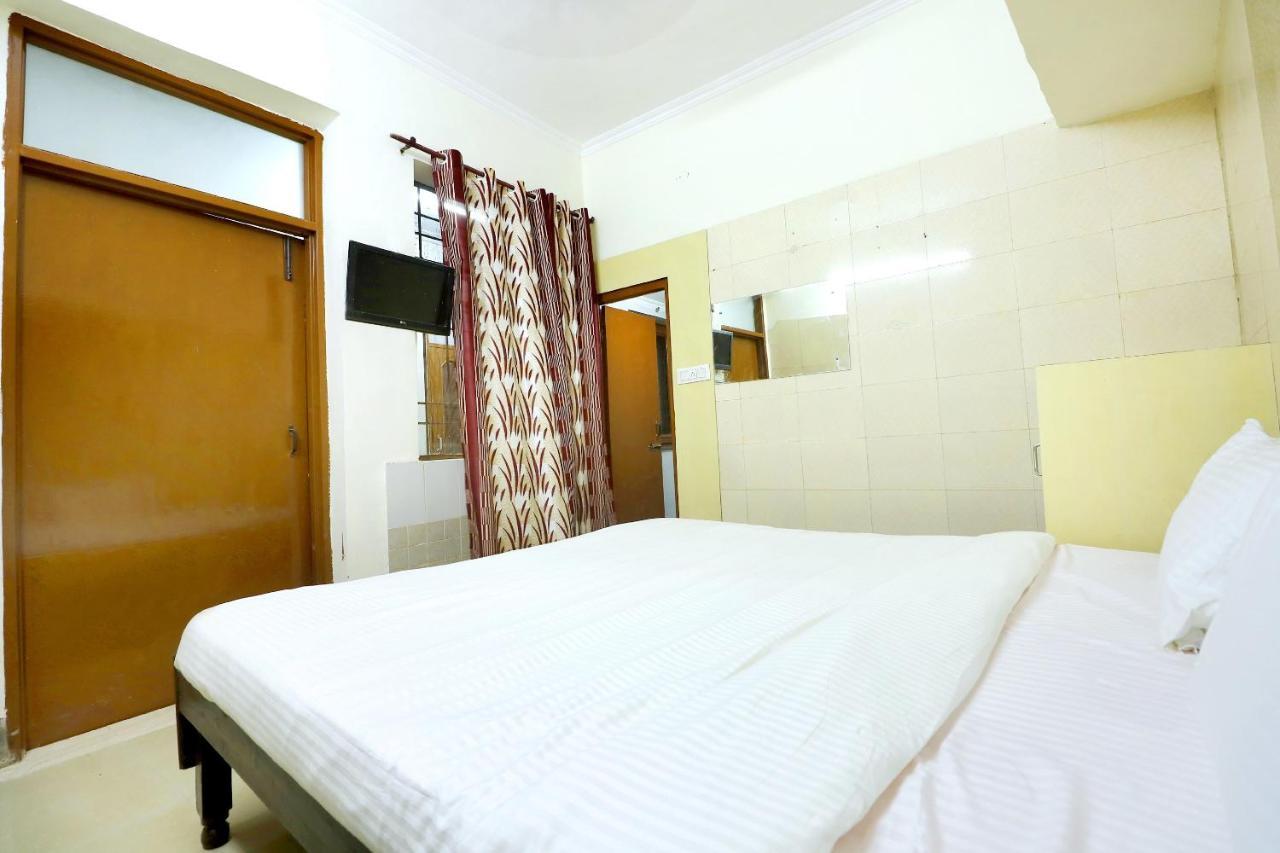 SPOT ON 44679 Hotel Samrat Sohana Bagian luar foto