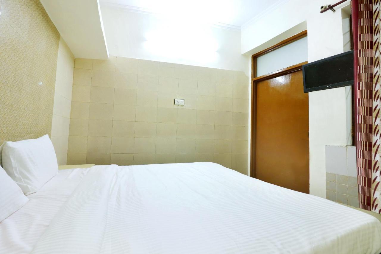 SPOT ON 44679 Hotel Samrat Sohana Bagian luar foto