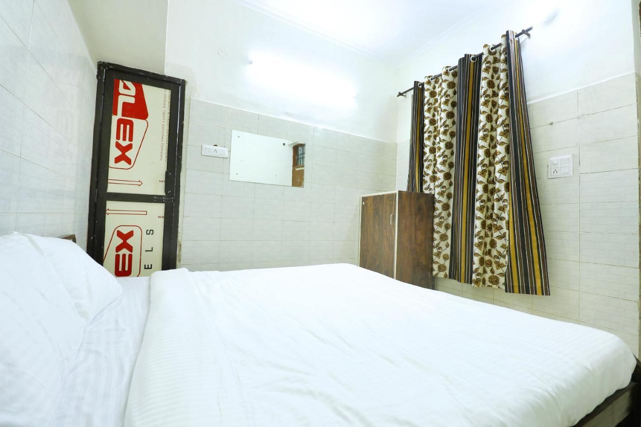 SPOT ON 44679 Hotel Samrat Sohana Bagian luar foto