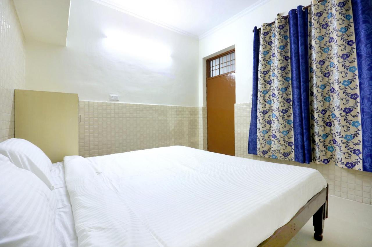SPOT ON 44679 Hotel Samrat Sohana Bagian luar foto
