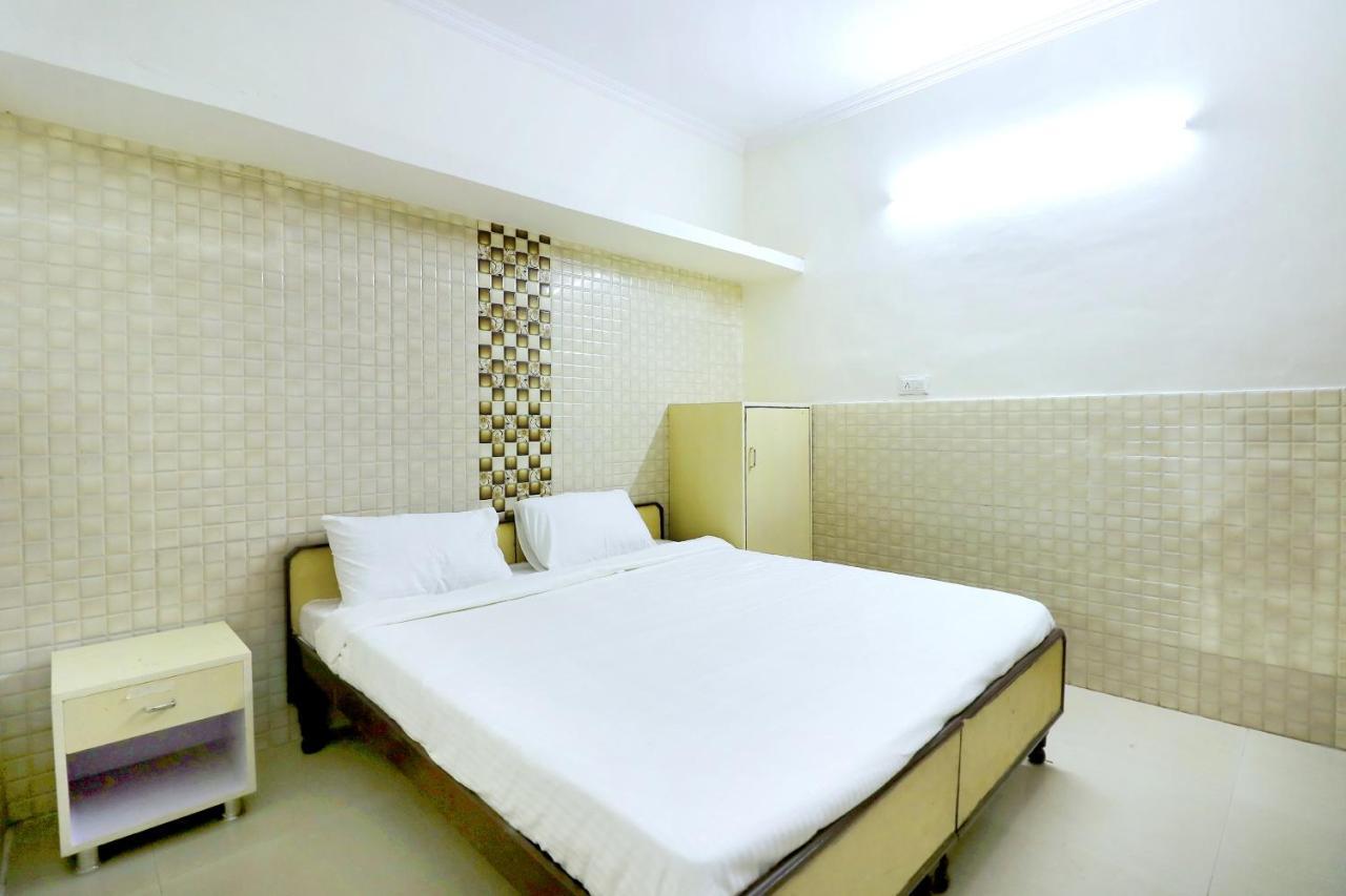 SPOT ON 44679 Hotel Samrat Sohana Bagian luar foto