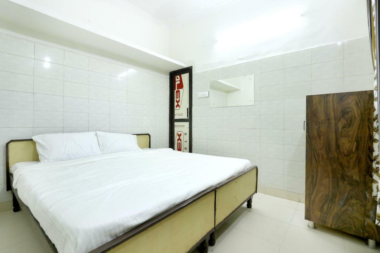 SPOT ON 44679 Hotel Samrat Sohana Bagian luar foto