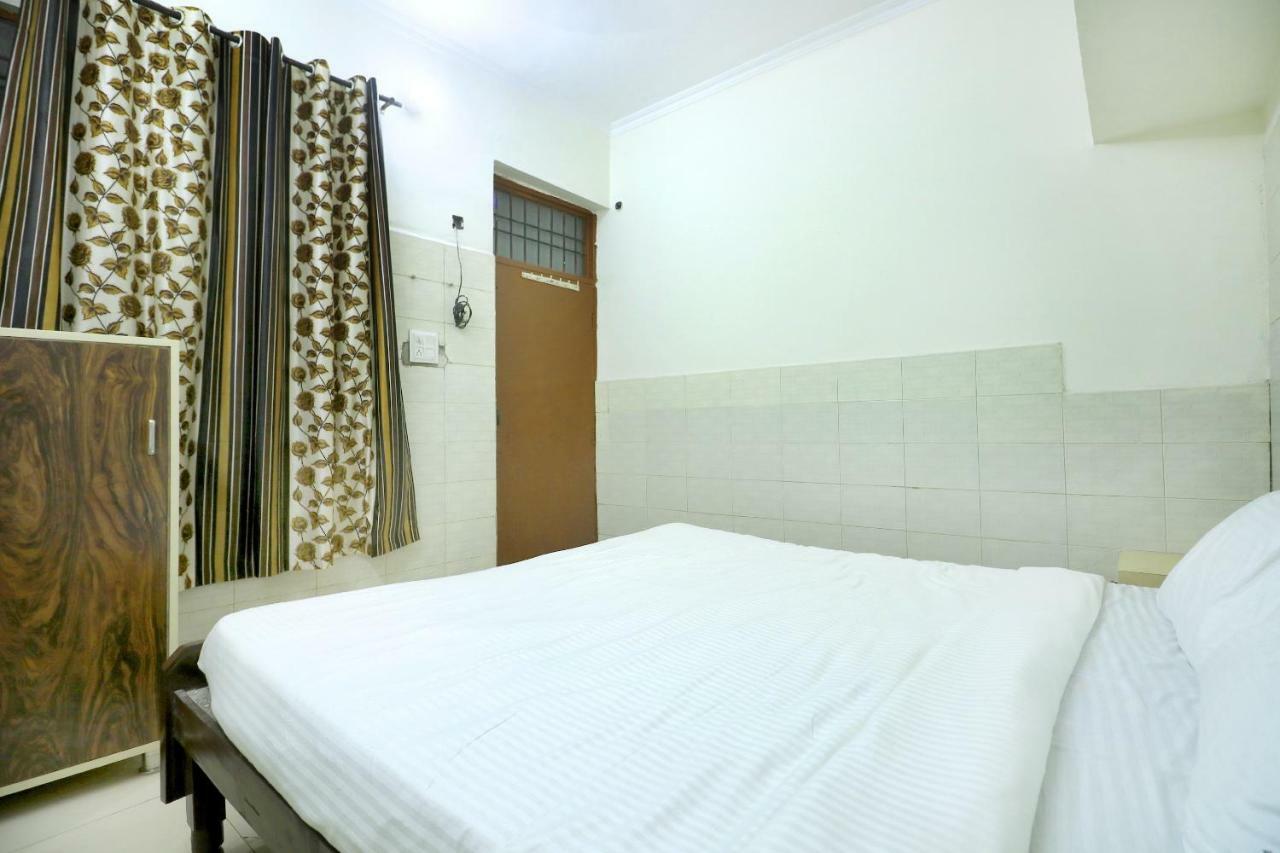 SPOT ON 44679 Hotel Samrat Sohana Bagian luar foto