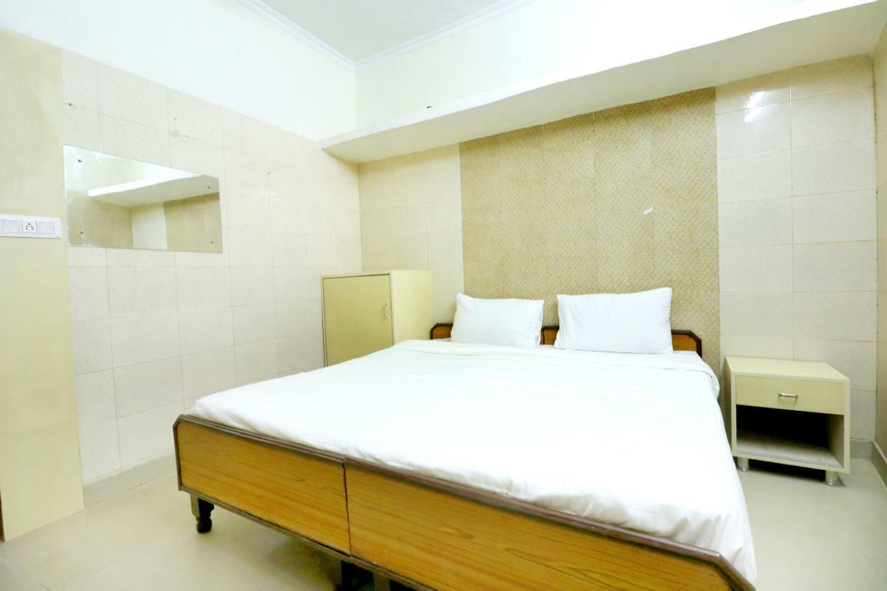 SPOT ON 44679 Hotel Samrat Sohana Bagian luar foto