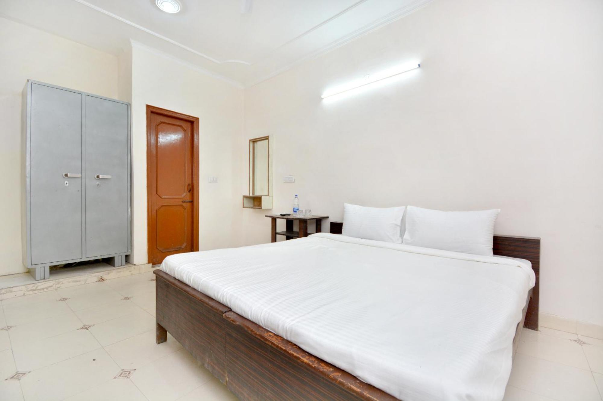 SPOT ON 44679 Hotel Samrat Sohana Bagian luar foto