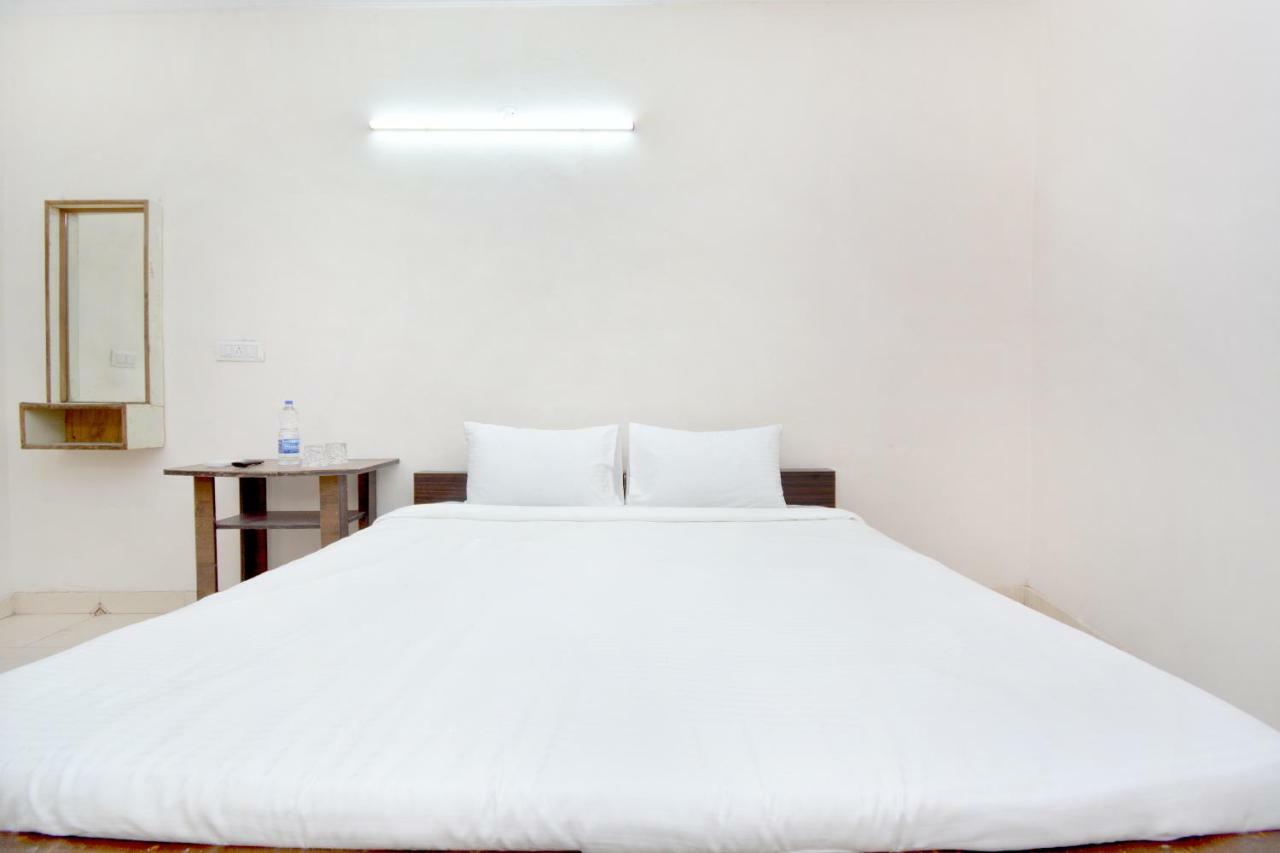 SPOT ON 44679 Hotel Samrat Sohana Bagian luar foto