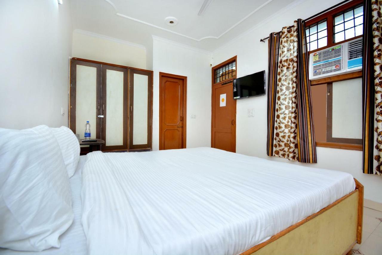 SPOT ON 44679 Hotel Samrat Sohana Bagian luar foto
