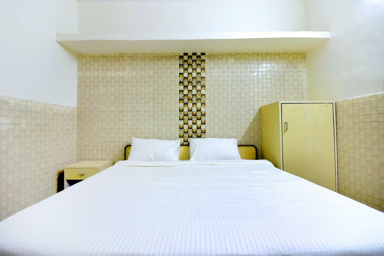 SPOT ON 44679 Hotel Samrat Sohana Bagian luar foto
