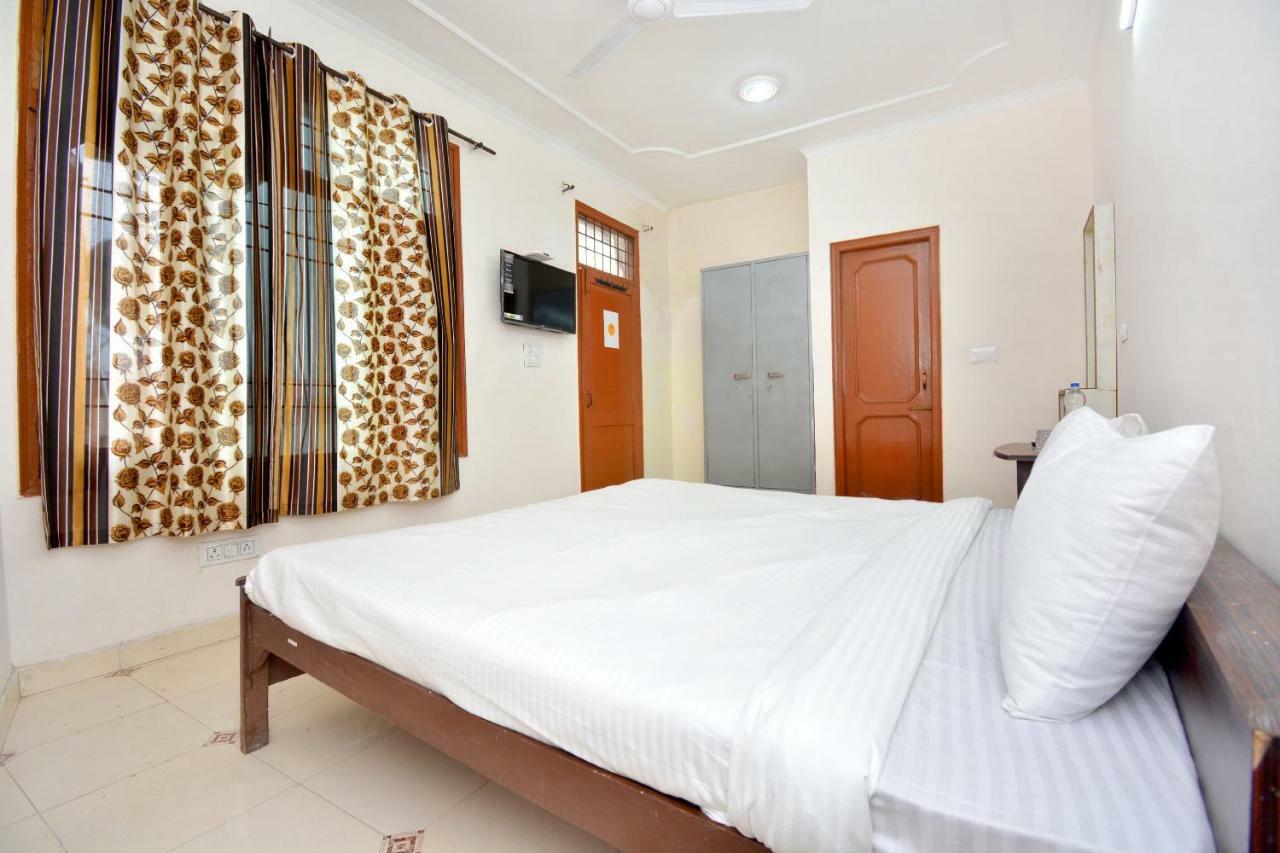 SPOT ON 44679 Hotel Samrat Sohana Bagian luar foto