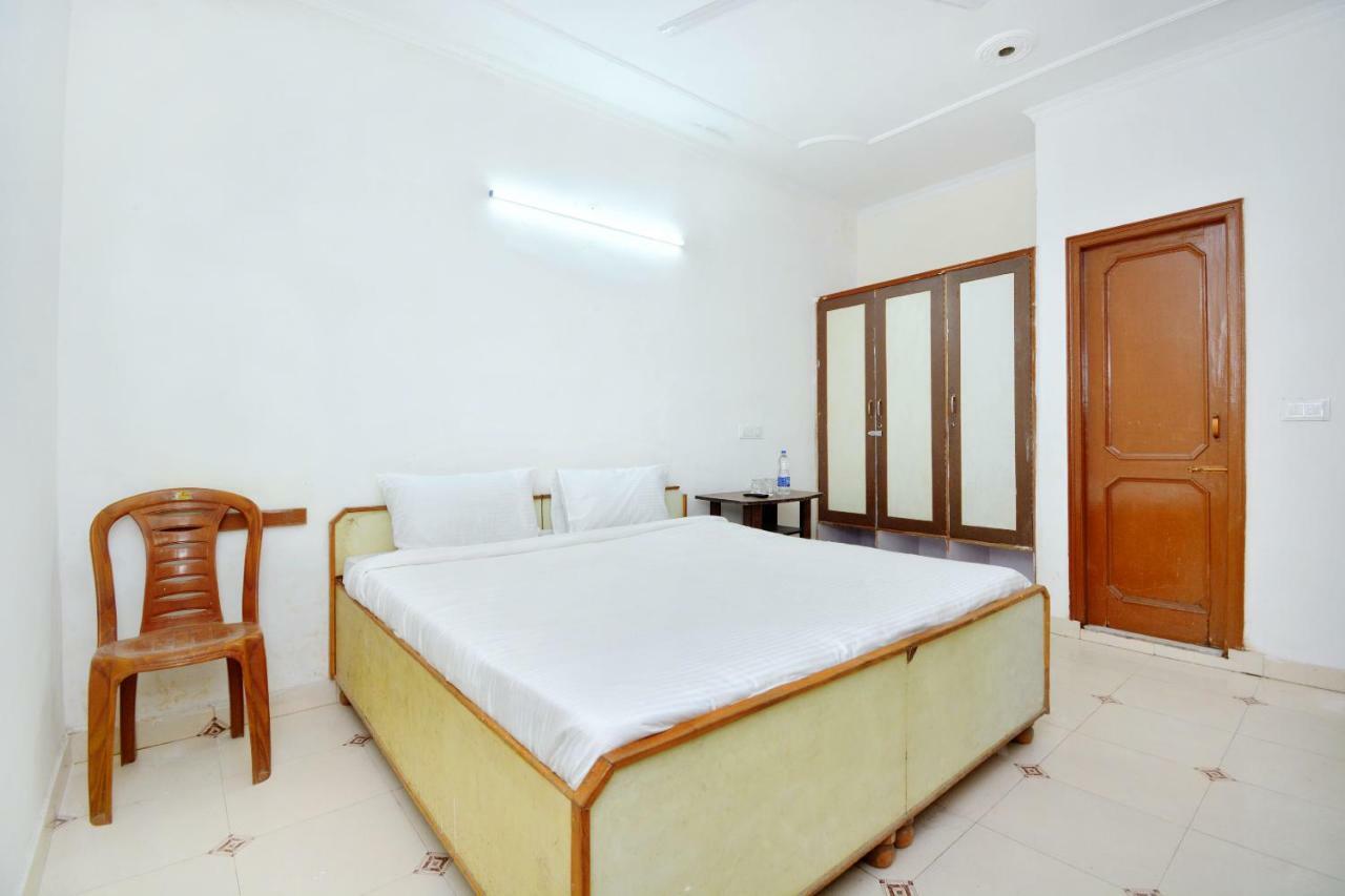 SPOT ON 44679 Hotel Samrat Sohana Bagian luar foto