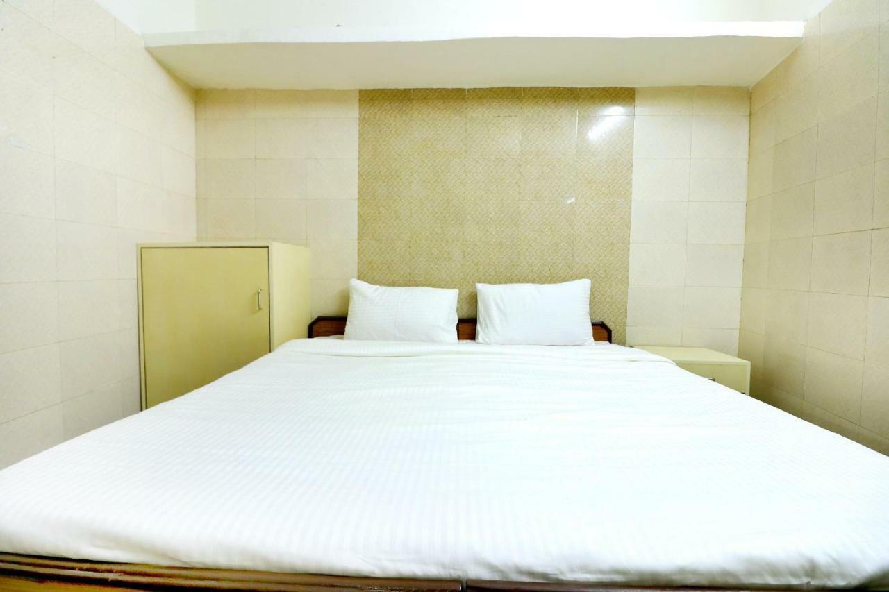 SPOT ON 44679 Hotel Samrat Sohana Bagian luar foto