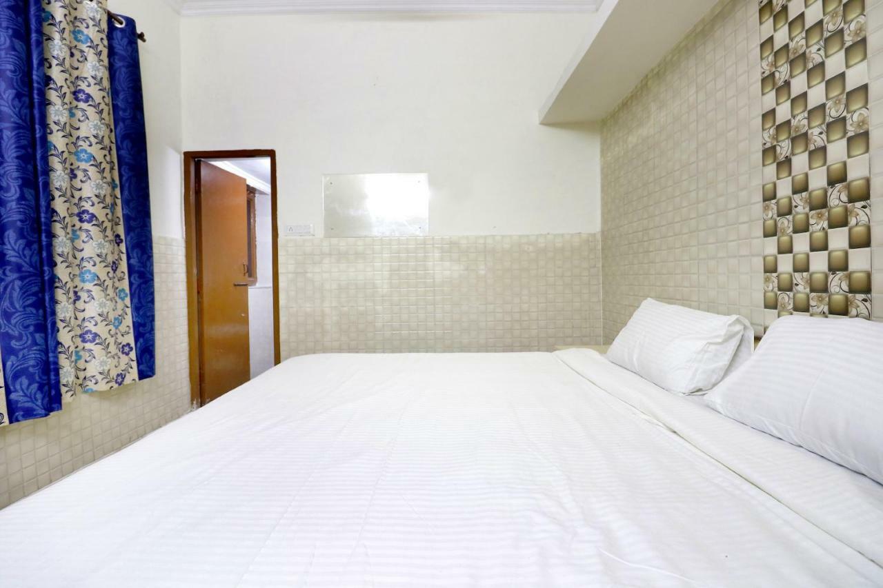 SPOT ON 44679 Hotel Samrat Sohana Bagian luar foto