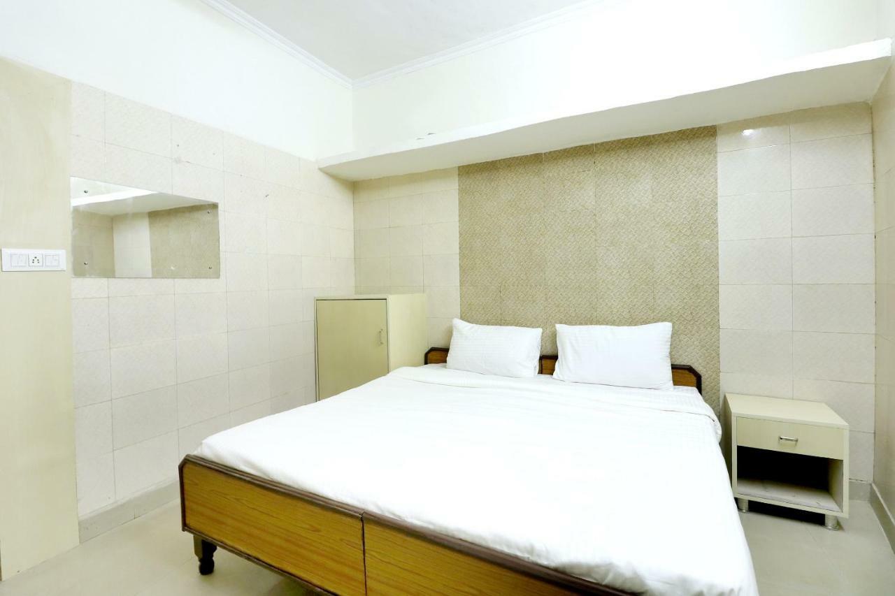 SPOT ON 44679 Hotel Samrat Sohana Bagian luar foto